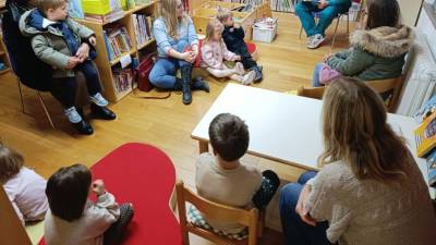 Otrokom je dve pravljici prebral sovodenjski zobozdravnik Claudio Visintin (FOTO O.S.)