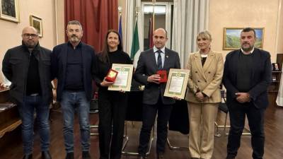 Kvestorica Fredella (druga z desne) s kolegi z onstran meje