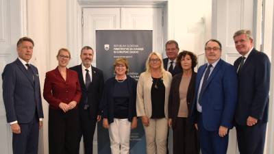 Udeleženci srečanja s slovenskim ministrom za zunanje in evropske zadeve Tonetom Kajzerjem
