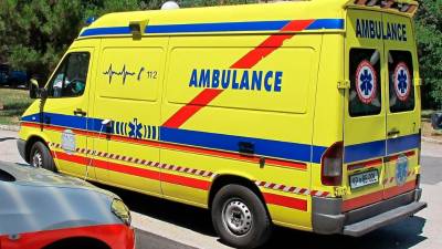 Voznika in sopotnico so prepeljali v izolsko bolnišnico, fotografija je simbolična (ARHIV)