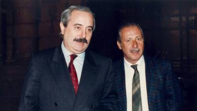 Paolo Borsellino (desno) v družbi Giovannija Falconeja