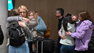 Na brniškem letališču sta v zgodnjih jutranjih urah pristali dve letali, nekaj čez 13. uro pa še eno letalo, ki so pripeljala Slovence iz Diubaja oz. Maskata (VEČER/FACEBOOK)