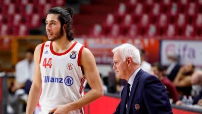 Allianzov trener Eugenio Dalmasson (desno) daje napotke Davideju Alvitiju, ki je med stebri tržaške ekipe (ALLIANZ PALL. TRIESTE)