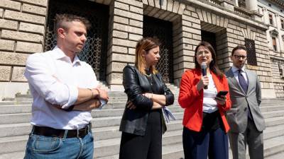 Filomena Gallo (druga z desne) včeraj pred tržaškim sodiščem z odvetniki in drugimi predstavniki (FOTODAMJ@N)