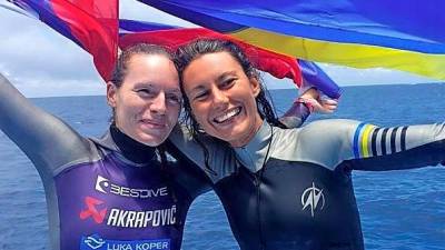 Alenka Artnik (levo) se je v disciplini z dvojno plavutjo potopila do 101 metra in prišla do novega zlatega odličja na svetovnem prvenstvu. Foto: Instagram/Alenka Artnik