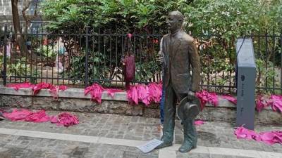 Neznanec je prerezal vrvico, ki na ograjo zelenice pritrjuje roza bandane z imeni žrtev femicida