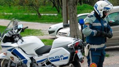 Arhivski posnetek slovenskega policista (fotografija je simbolična)