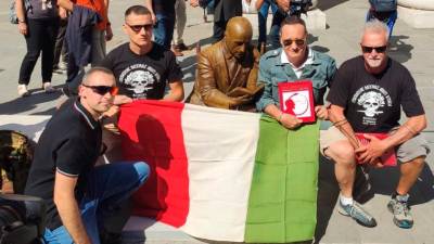 D’Annunziev kip, arditi in — sicer narobe obrnjena — italijanska zastava (MAJ)