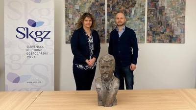 Ambartsumyan, predsednica Dobrila in Fabianijev kip (SKGZ(