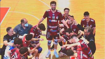 Poklon ekipe Mateju Černicu po zadnji odigrani tekmi (VOLLEY CLUB GROTTAGLIE/INSTAGRAM)