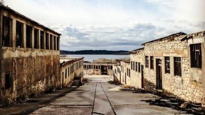 Razvaline nekdanjih objektov na Golem otoku