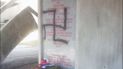 Oskrunjeni spomenik v Dražgošah (ASTA VREČKO)