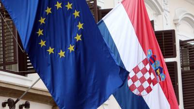 Fotografija je simbolična, zastavi EU in Hrvaške (ANSA)
