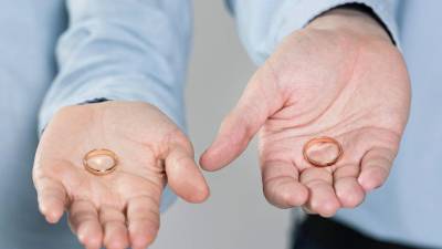 Država članica Evropske unije je dolžna priznati zakonsko zvezo dveh istospolnih državljanov EU