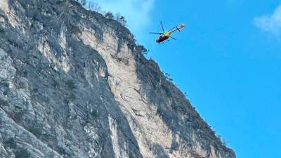 Reševalci so truplo base skakalca prepeljali v dolino s helikopterjem (ANSA)