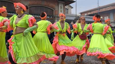 Plesalke iz Štmavra v pisanih kostumih na lanski izvedbi Goriškega pusta (FOTO ALE)