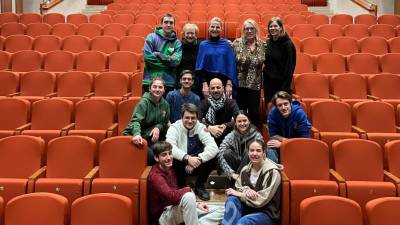 Člani gledališke skupine ob samem nastopanju sledijo celotni organizaciji predstave (FOTO K.V.)