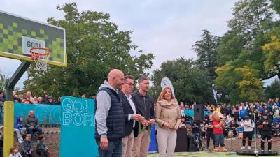 Slavnostni trenutek odprtja brezmejnega košarkarskega igrišča Gogi &amp; Gigi, z leve državni sekretar na ministrstvu za gospodarstvo, turizem in šport Matevž Frangež, župan Mestne občine Nova Gorica Samo Turel, Goran Dragić in direktorica GO! 2025 Mija Lorbek (A.V.)