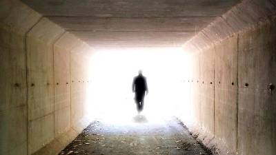 Med hojo je vedno preverjala, ali ji kdo sledi (FREEPIK)