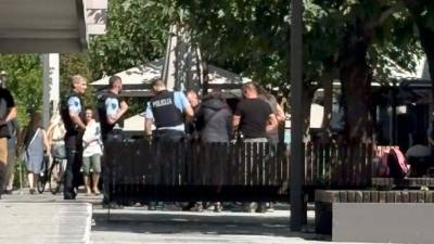 Policisti so pri 53-letnem moškem našli kovinski mačeti (RADIO ROBIN)