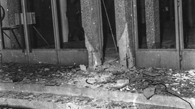 Posledice bombnega atentata v veži telovadnice slovenske šole pri Sv. Ivanu leta 1974 (ARHIV)