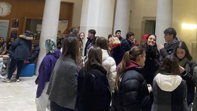 Na podružnici liceja Carducci Dante so dijaki protestno ostali v preddverju šole