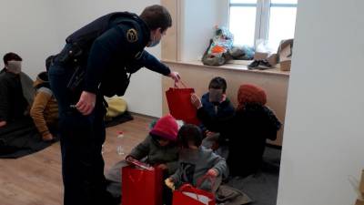 Policist je na sedežu policijske postaje poskušal razveseliti otroke družine migrantov (PU KOPER)