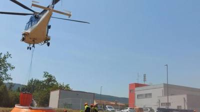 Helikopter vodo zajema pri gasilskem domu v Materiji