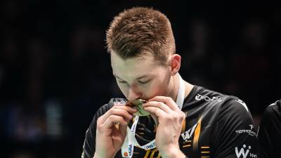 Rok Možič s kolajno, ki jo je Verona osvojila po zgodovinski zmagi v pokalu (FB ROK MOŽIČ)