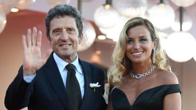 Predsednik Beneškega bienala Pietrangelo Buttafuoco in dirigentka Beatrice Venezi (Ansa)