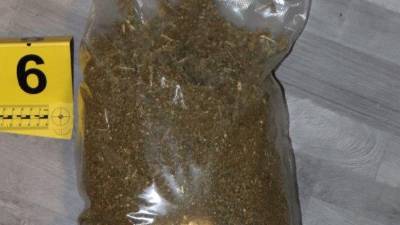 Moški je skoraj šestdeset kilogramov trave v tujino poskusil poslati po hitri pošti