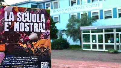 Desničarski dijaki so delili letake in lepili plakate, ki nagovarjajo k sodelovanju pri anketi