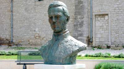 Spomenik posvečen Juraju Dobrili v Pulju (WIKIPEDIA)