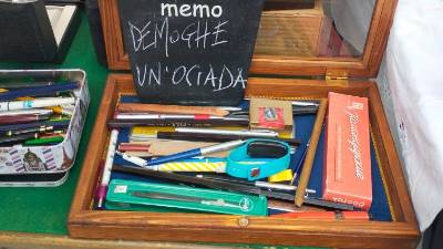 Prodajalci na openskem in drugih sejmih ponujajo najrazličnejše rabljene predmete (T.S.)