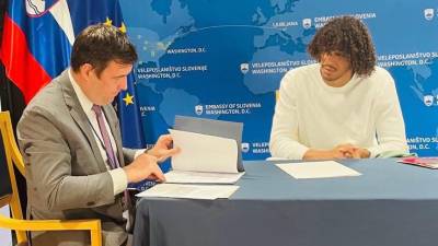 Jaxson Hayes (desno) med prejemom slovenskega državljanstva na veleposlaništvu v Washingtonu (FB/KZS)