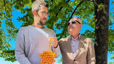 Marko Primosig in Matteo Bensa med predajo grozda (TIBALDI)