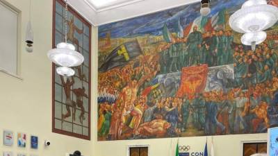 Posnetek iz dvorane olimpijskega komiteja in freska, ki uprizarja Duceja
