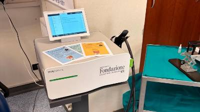 Eden od dveh aparatov Duolith SD1 T-Top Ultra za terapijo z udarnimi valovi