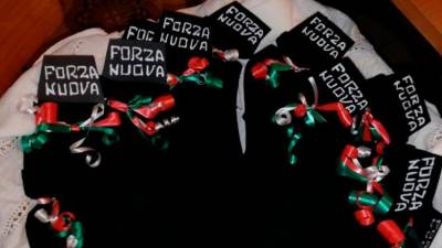 Befana je prinesla sladice v črnih nogavicah z napisom Forza Nuova