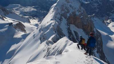 Skupina članov alpinističnega odseka Slovenskega planinskega društva Trst, ki je v sredo zjutraj s kolesi izpred Narodnega doma v Trstu krenila proti Tolminu, je danes dosegla najvišji vrh v Sloveniji – zasneženi Triglav (SPDT)