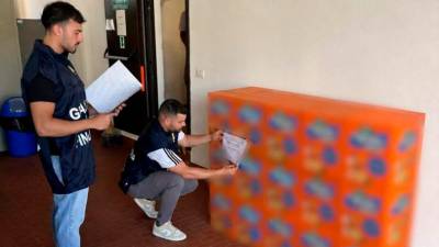 Finančni policisti so zasegli 160 steklenic neoriginalnih izdelkov (FINANČNA POLICIJA)