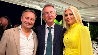 Z leve Igor Gabrovec z neapeljskim kolego Gaetanom Manfredijem in TV napovedovalko Eleonoro Daniele