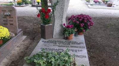 Grob neznanega borca v Koprivnem (A. R.)