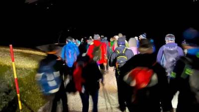 Pohodniki so med 22.30 in 10.30 prehodili 35 km in premagali 1750 m višinske razlike (VONCI)
