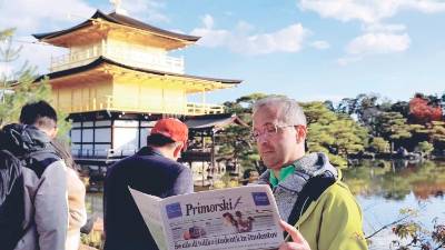 Tudi vi templju Kinkaku-ji (Zlati tempelj) v Kyotu na Japonskem berejo Primorski dnevnik<i> (Matej Susič)</i>
