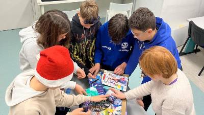 Škatli so srednješolci okrasili skupaj z osnovnošolci