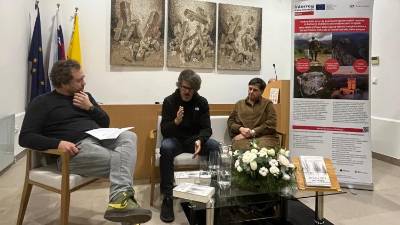 Z desne zgodovinarka Petra Svoljšak, novinar Boštjan Videmšek in moderator Martin Pogačar (OBČINA MIREN-KOSTANJEVICA)