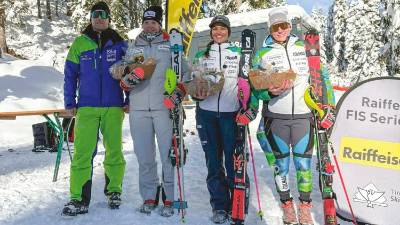 Caterina Sinigoi (tretja z leve) po zmagi v slalomu na FIS tekmi v Hochfuegenu v Avstriji