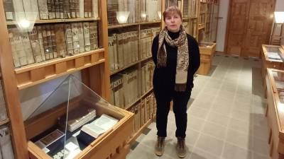 Mirjam Brecelj v samostanski knjižnici (FOTO D.R.)