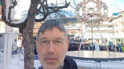 Igor Gombač pred olimpijskim ognjem na trgu v Cortini (OSEBNI ARHIV)